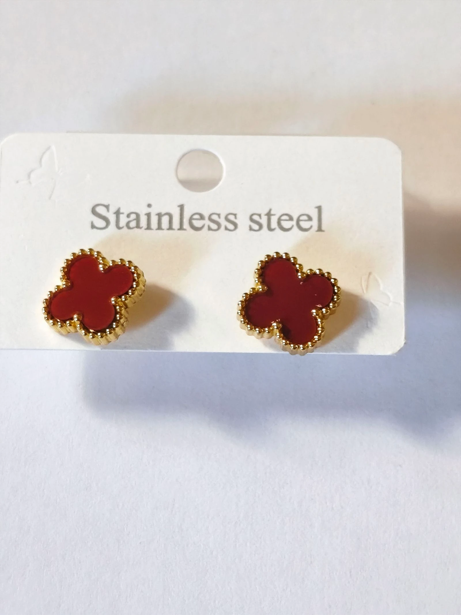 Set met halsketting, armband en rood klaver oorbellen met gouden stalen ketting – photo 8